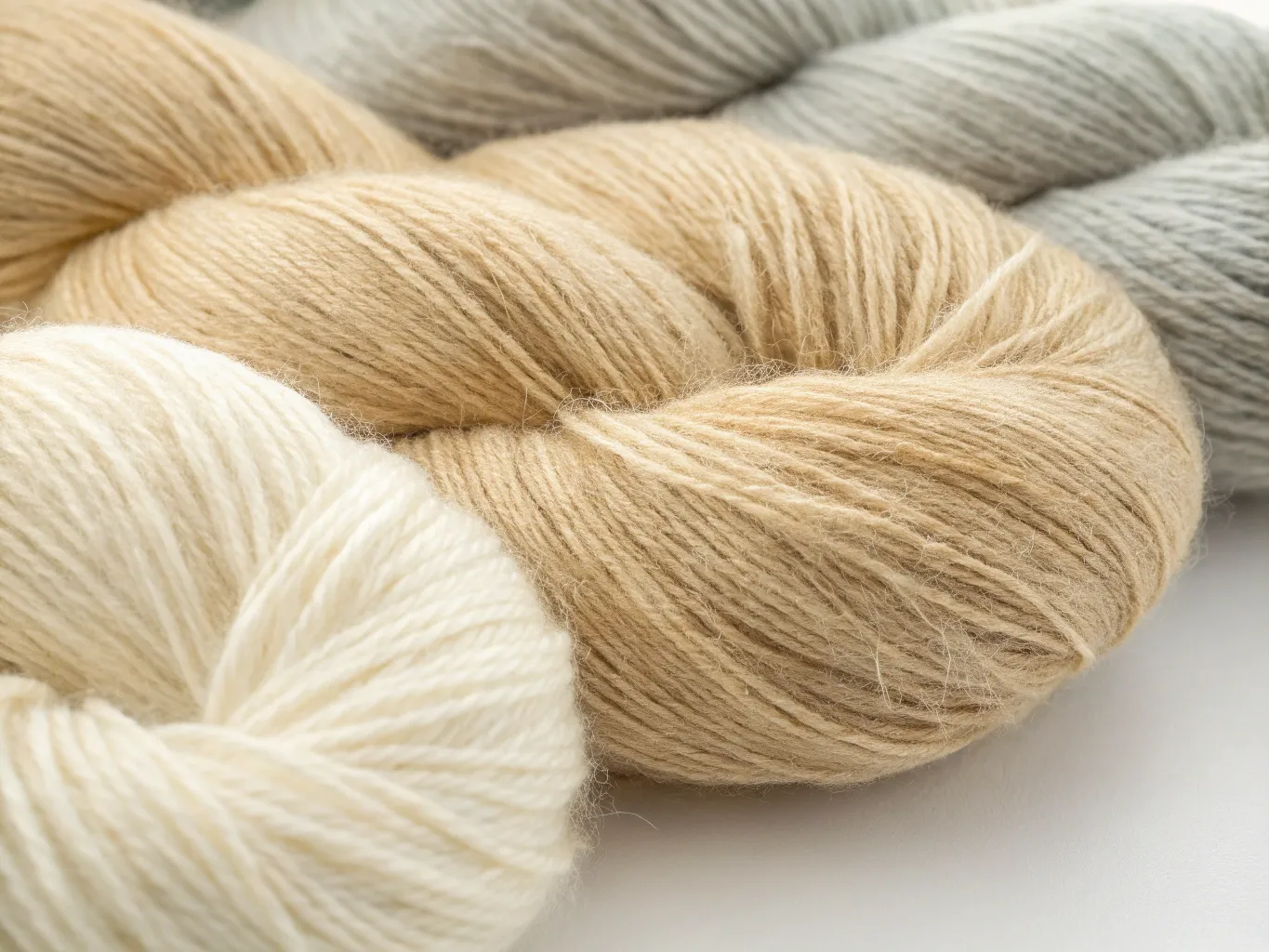 Mjuka ullgarner i naturtoner